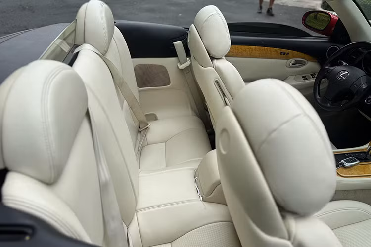 Tuy nhiên, điểm trừ lớn của SC430 chính là mức tiêu thụ nhiên liệu. Theo công bố, xe có thể "ngốn" tới 20 lít/100 km trên đường hỗn hợp - một con số không mấy thân thiện với túi tiền của người dùng. Bên cạnh đó, việc tìm kiếm phụ tùng thay thế cho một mẫu xe đã ngừng sản xuất cũng là một thách thức không nhỏ.