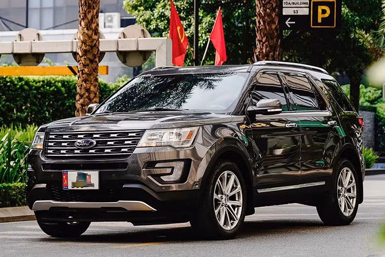 Khi mới ra mắt thị trường Việt Nam, mức giá xe Ford Explorer 2017 khá đắt đỏ lên tới tới 2,18 tỷ đồng. Chiếc Explorer đời 2017 cũ trong bài viết này hiện đang được rao bán với mức giá khoảng 800 triệu đồng. hư vậy, sau 7 năm lăn bánh, Ford Explorer 2017 khấu hao hơn 1 tỷ đồng và được xem là mẫu SUV cỡ lớn đang mua lại.