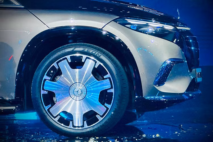 Tương tự nhiều sản phẩm Mercedes-Maybach khác, EQS 680 SUV cũng được trang bị lớp sơn 2 tone màu độc đáo với 1 đường line tinh xảo chạy dọc thân xe. Đây là những lớp sơn thủ công, độc đáo và cao cấp nhất của thương hiệu. Đèn hậu kiêu hãnh độc quyền với một dải sáng liền mạch và tạo thành hình xoắn ốc ở hai bên.