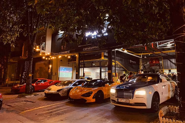Tại một xưởng bảo dưỡng xe tại Q2, TP HCM có khoảng 5 chiếc siêu xe và xe siêu sang của các thành viên Car Passion tập trung cùng với nhau để thưởng thức tấm huy chương vàng đầu tiên của bóng đá nam tại đấu trường Sea Games. Ngay sau khi U22 Việt Nam lên ngôi vô địch, một số siêu xe đã được chủ nhân mang ra nẹt pô "khạc lửa".