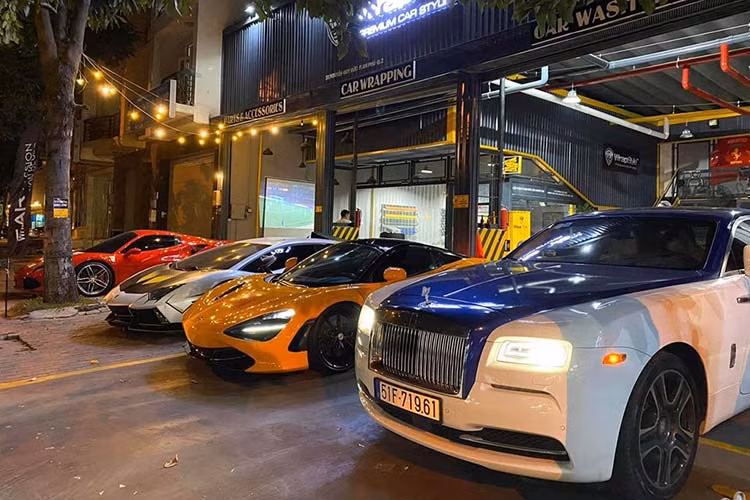 Trong số dàn siêu xe của các thành viên Car Passion tụ tập để chúc mừng chiếc cúp vô địch Sea Games đầu tiên của bóng đá nam Việt Nam. Đang chú ý là chiếc siêu xe McLaren 720S màu cam của Cường Đô la, một chiếc Lamborghini Huracan LP610-4 độ body kit Novara Edizione độc nhất Việt Nam bằng sợi carbon của Vorsteiner.