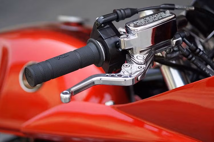 Hệ thống phuộc trước của chiếc Honda CB400SF độ cafe racer này đã được phục hồi lại, trong khi phuộc sau thay bằng hàng độ có thể điều chỉnh được và phối hợp cùng lốp Pirelli Diablo Rosso để đem tới cho chiếc xe cảm giác lái ổn định, thú vị hơn.
