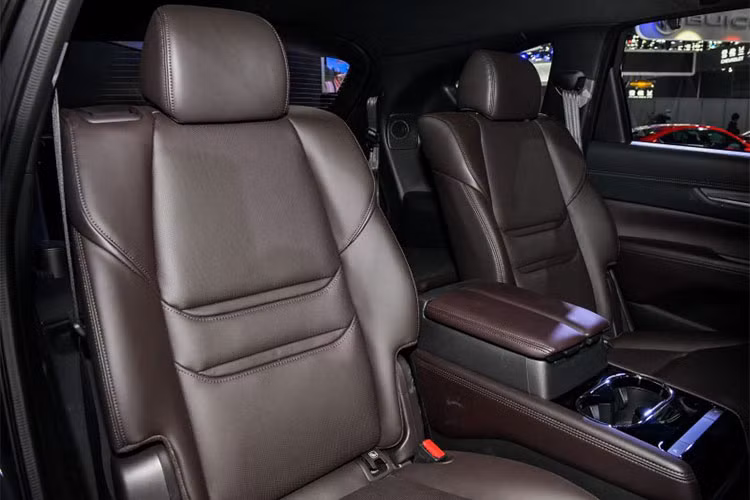 Bên trong mẫu xe mới này cũng được trang bị rất đầy đủ các tiện nghi đặc thù của thương hiệu Mazda, bao gồm vô lăng đặc trưng, hệ thống giải trí MZD, màn hình cảm ứng 7 inch ở trung tâm táp lô. Sự tương đồng rõ nét cũng thể hiện ở hệ thống điều khiển điều hòa và cần số.