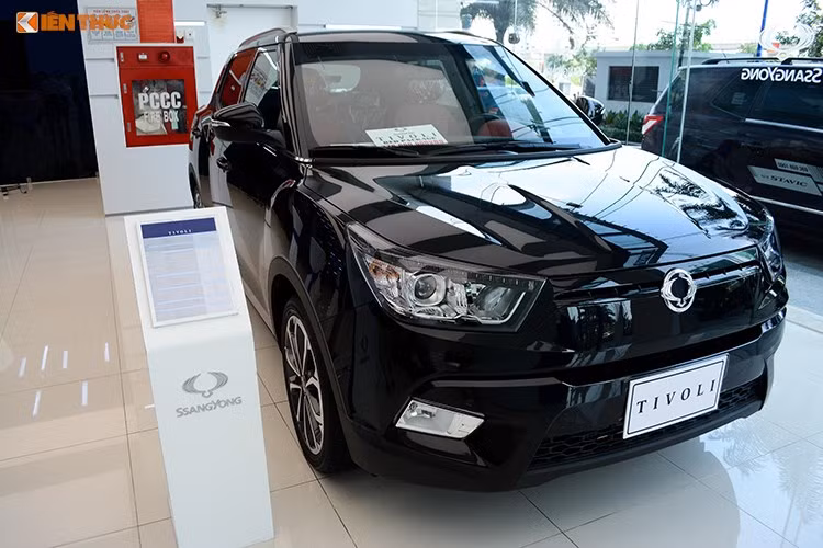 Bộ ba mẫu xe của thương hiệu này gồm; Ssanyong TIVOLI– MT giá gốc 630 triệu đồng, giảm 51 triệu đồng còn 579 triệu đồng, TIVOLI – AT giá gốc 737 triệu đồng, giảm 140 triệu đồng còn 597 triệu đồng, xe XVL giá gốc 799 triệu đồng, giảm đến 180 triệu đồng còn 619 triệu đồng.