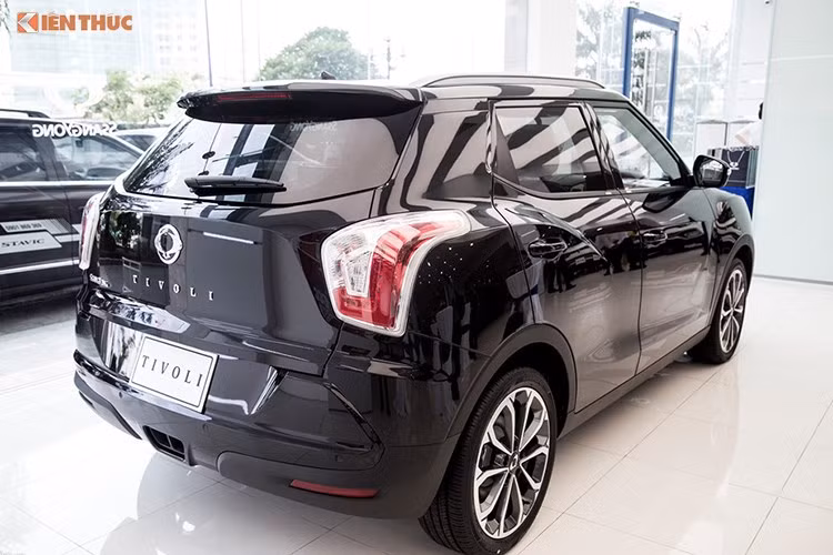 Trong số những mẫu xe giảm giá lần này, SsangYong tự hào giới thiệu đây là những mẫu xe SUV đô thị hạng B đang bán chạy nhất tại Hàn Quốc doanh số nằm trong top 10 của thị trường này. Phiên bản mới với thiết kế tổng thể khá cân đối, hài hoà, ngôn ngữ hoàn toàn mới so với những chiếc Ssangyong trước đây