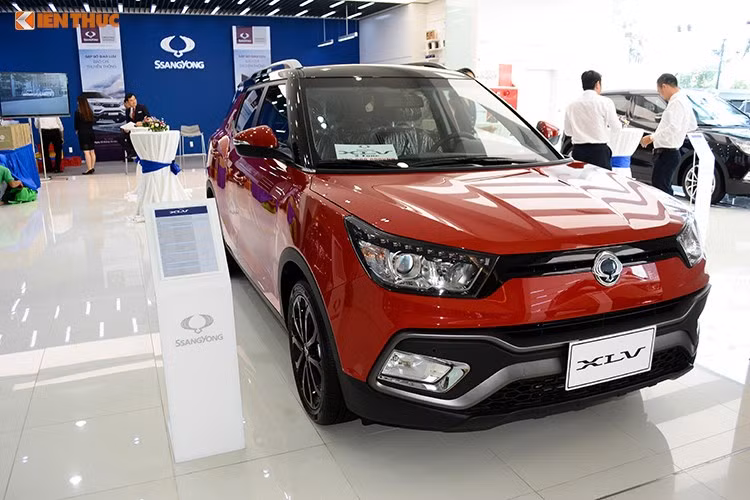 Các mẫu xe sở hữu 5 chỗ ngồi đủ dùng cho một gia đình nhỏ, trang bị an toàn trên xe khá ấn tượng bao gồm: túi khí, dây đai an toàn tự căng, phanh ABS và đĩa phanh ở 4 bánh… Màn hình giải trí 7 inch kết hợp camera lùi... Xe có sẵn chế độ sang số tay (M) với lẫy đẩy số nằm ngay gần tay nắm, dễ dàng chuyển số tay chỉ bằng ngón cái.