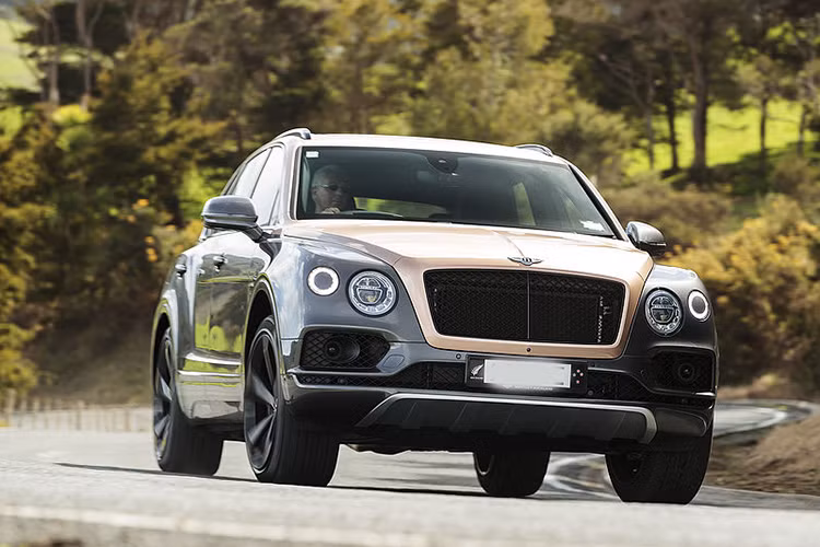 Hệ thống phanh cũng là một điểm đáng nói trên Bentayga V8. Phanh trước có đường kính lên tới 440mm, sử dụng heo phanh với 10 piston đối xứng nhau và đĩa 370mm ở bánh sau. Theo Bentley, chưa có một mẫu xe thương mại nào sử dụng phanh lớn như vậy. Chính vì vậy, không ngạc nhiên khi tùy chọn mâm của xe có đường kính "ngoại cỡ" từ 20-22 inch.