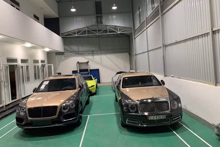 Bentley Bentayga V8 đầu tiên tại Việt Nam mang trong mình "bộ cánh" màu Rose Gold Over Magnetic với sự kết hợp của 2 tông màu xám Magnetic và vàng Rose Gold cực kỳ độc đáo. Một điểm rất thú vị là màu sơn của xe gần như giống hệt so với màu sơn của chiếc xe siêu sang Bentley Mulsanne EWB cũng thuộc sở hữu của đại gia này.