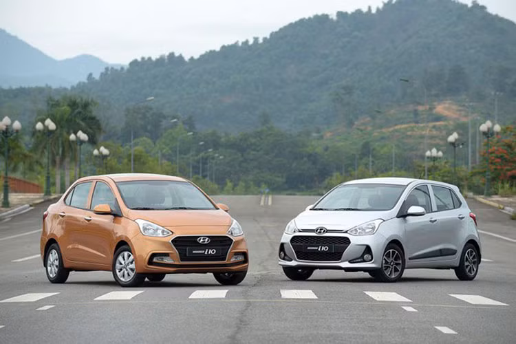 Hyundai Grand i10 bám sát "đàn anh" về doanh số trong tháng 10 vừa qua khi có 1.705 xe đến tay khách hàng. Tính chung từ đầu năm nay, mẫu xe hạng A này bán được 14.387 xe. Hyundai Grand i10 hiện được người dùng Việt lựa chọn nhiều nhất trong phân khúc hạng A với 2 tùy chọn dáng sedan và hatchback cùng mức giá dao động từ 315 - 415 triệu đồng.