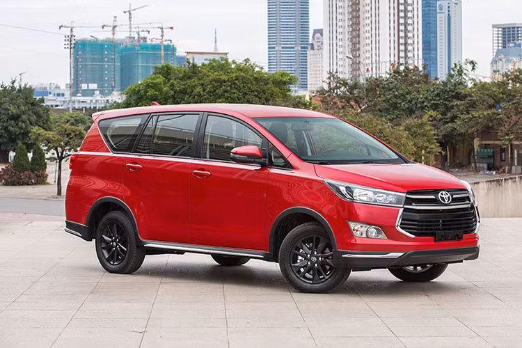Toyota Innova chỉ có lượng xe xuất xưởng chưa bằng 1 nửa Mitsubishi Xpander trong cuộc đua doanh số thuộc phân khúc MPV tháng 10/2019. Theo đó, Toyota Innova bán được 1.077 chiếc và từ đầu năm 2019, lượng xe Innova bán ra đạt 9.926 chiếc rời đại lý. Hiện tại, Toyota Innova cũng là mẫu xe nằm trong chương trình ưu đãi chính hãng trong tháng 11 nhằm thúc đẩy tiêu dùng dịp cuối năm.