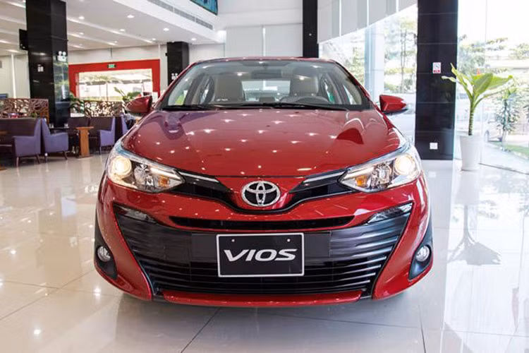 Toyota Vios đã đánh mất vị trí dẫn đầu trong tháng 10/2019 với doanh số bán hàng đạt 2.317 xe đến tay khách hàng, giảm nhẹ so tháng trước đó. Tính chung từ đầu năm 2019, Toyota Vios có tổng lượng xe bán ra là bán ra là 21.437 chiếc và mẫu xe này vẫn thống trị phân khúc sedan hạng B. Do bị mất ngôi đầu doanh số, Toyota Vios hiện đang nhận chương trình ưu đãi đến 100 triệu đồng để kích cầu.