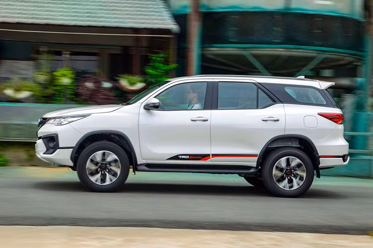 Trong phân khúc SUV 7 chỗ, Toyota Fortuner là sự lựa chọn số 1 của khách hàng Việt trong tháng 10/2019 khi có 1.392 chiếc bán ra. Tính chung từ đầu năm 2019, lượng xe Toyota Fortuner xuất xưởng đạt 10.109 chiếc, bỏ khá xa các đối thủ bám đuổi phía sau như Ford Everest, Hyundai Santa Fe... Toyota Fortuner có giá bán từ 1,033-1,354 tỷ đồng với cả phiên bản nhập khẩu nguyên chiếc và lắp ráp trong nước.