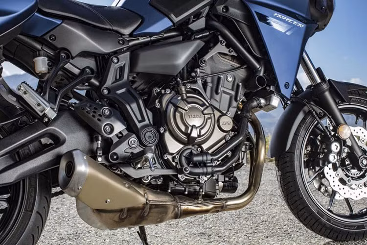 Cuối cùng, Yamaha Tracer 700 GT mới cũng sử dụng động cơ crossplane xylanh đôi, dung tích 689cc, làm mát bằng dung dịch, sản sinh công suất 73,7 mã lực tại tua máy 9.000 vòng/phút và mômen xoắn cực đại 68 Nm tại tua máy 6.930 vòng/phút, đi kèm là hộp số 6 cấp.