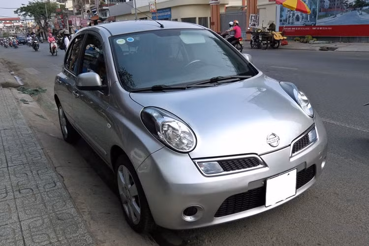 Mẫu xe Nissan Micra cỡ nhỏ ít phổ biến nhất ở Việt Nam, nó sở hữu cấu trúc mang đậm phong cách châu Âu với những đường nét tròn, gọn và chắc chắn. Vào thời điểm ra mắt, xe chủ yếu được nhập khẩu và chào bán ở các showroom tư nhân và không được người tiêu dùng chú ý.