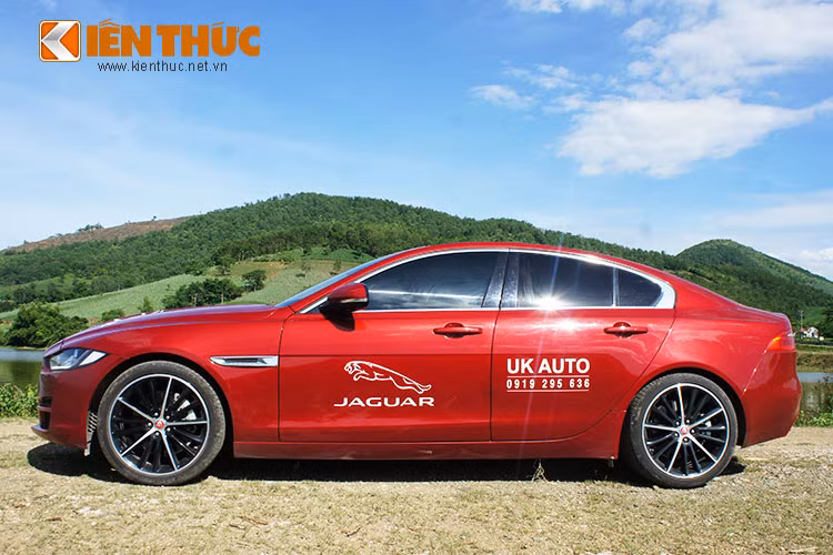 Thiết kế tổng thể của Jaguar XE có nhiều điểm khá tương đồng với XF và F-Type. Chính vì lẽ đó, dù Jaguar XE không có thiết kế quá nổi bật nhưng lại dễ hút mắt người đối diện. Đặc biệt, Jaguar XE có hệ số lực cản không khí chỉ 0,26 Cd, thấp hơn cả XF 2015 và tương đương F-Type.