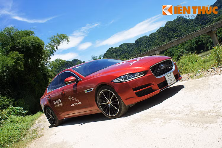  Tại thị trường Việt Nam, Jaguar XE có giá bắt đầu từ 1,5 tỉ đồng theo bảng giá mới điều chỉnh bắt đầu từ đầu năm nay. Chiếc XE trong bài viết là bản cao cấp nhất có mức giá hơn 2 tỷ được Jaguar phân phối chính hãng tại Việt Nam (mẫu xe này cũng có thể tăng giá theo quy định mới từ 1/7).