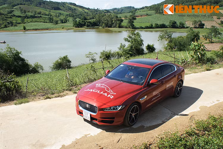 Jaguar XE được trang bị tính năng ASPC (All Surface Progress Control) cho phép người lái cài đặt tốc độ tối ưu dưới 30 km/h khi đi qua những địa hình trơn trượt. Với ASPC, hệ thống ECU của xe sẽ tính toán phân bố mô-men xoắn và lực phanh phù hợp với tốc độ để đảm bảo độ bám đường khi di chuyển trên những cung đường xấu...