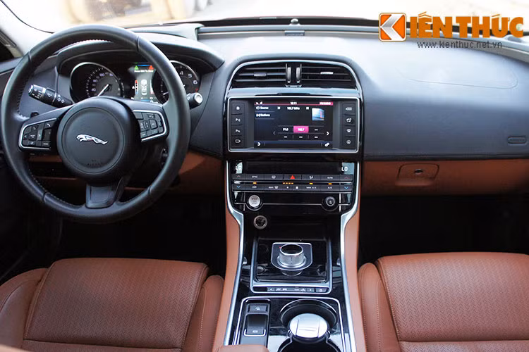 Bên trong nội thất của XE 2016, chắc chắn nó sẽ không làm thất vọng bất kỳ ai đã từng trải nghiệm các dòng xe sedan hạng sang của Jaguar như XF hay XJ - mặc dù trên thị trường Thế giới XE mới vẫn được coi là một mẫu xe hạng sang giá rẻ.