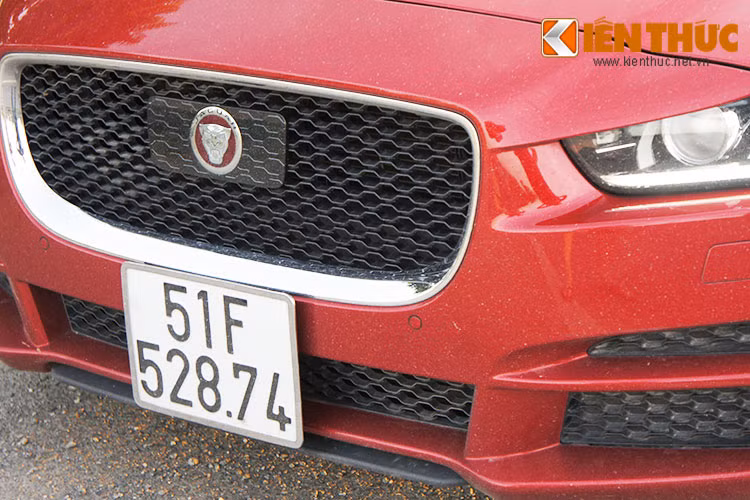 Thiết kế cụm đèn trước và sau của Jaguar XE cũng theo đúng tiêu chuẩn dòng xe sang hiện nay với kiểu mắt "híp". Riêng đèn hậu của XE được tích hợp công nghệ LED có đồ hoạ chiếu sáng kiểu mắt võng giống Jaguar F-Type nhưng lại có thiết kế đèn gần giống với XF.