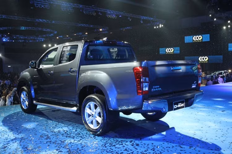 Với động cơ này, Isuzu D-Max Facelift 2015 tăng thêm 10% công suất, 9% mô-men và cho khả năng tiết kiệm nhiên liệu lên tới 19% so với khối động cơ cũ 2.5 Lít 4JK1-TCX. 
