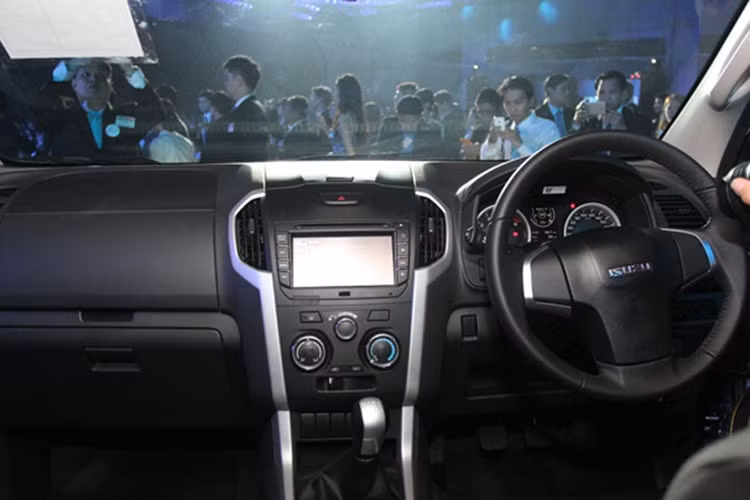 Isuzu D-Max sở hữu vô lăng thể thao 3 chấu bọc da, nhưng ít tích hợp các phím điều khiển hơn so với nhiều dòng xe hiện nay.