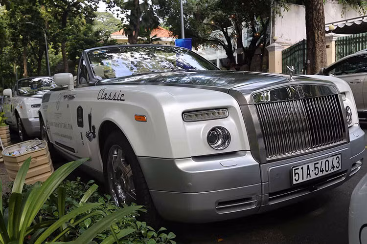 Tại thị trường Việt Nam có khoảng 8 chiếc xe Rolls-Royce Phantom Coupe được đưa về nước, đa số những chiếc xe đều mang gam màu trắng muốt. Hai chiếc Rolls-Royce của đại gia Đặng Lê Nguyên Vũ mới đây đều được chủ nhân trang trí decal trắng đen, mang thương hiệu cafe của mình. 