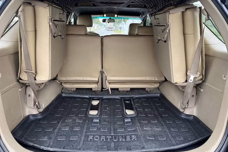 Với mức giá trên dưới 400 triệu, bạn có thể nhận về chiếc Toyota Fortuner 2010 một chiếc xe có nội thất nguyên bản. Các chức năng vẫn hoạt động tốt như ghế lái, hệ thống gương kính chỉnh điện, hệ thống DVD giải trí, hệ thống điều hòa nhiệt độ 2 dàn lạnh,…