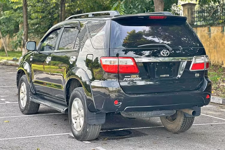 Toyota Fortuner 2010 tích hợp khá nhiều tính năng an toàn, có thể coi là vượt trội so ở thời điểm chủ nhân mua mới. Khách mua xe Toyota Fortuner 2010 được bảo vệ bởi: hệ thống chống bó cứng phanh ABS, cảm biến lùi, hệ thống phân bổ lực phanh điện tử EBD, túi khí đôi SRS, khung xe GOA.