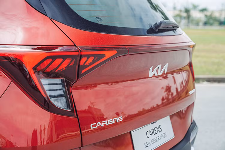 Sang đến phần thân xe, mẫu xe MPV Kia Carens 2023 có những đường nét thiết kế góc cạnh, bộ mâm 5 chấu 17 inch. Ra đến phần đuôi, Carens gây ấn tượng bởi dải LED kéo dài như những thiết kế xe sang hiện nay.