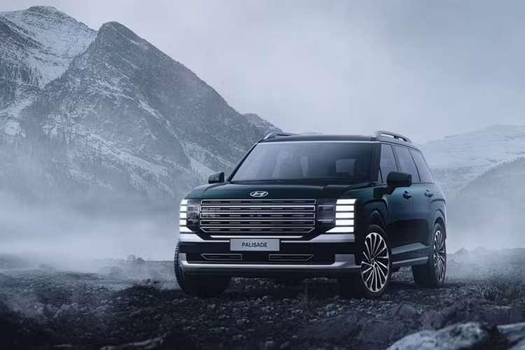 Về giá xe Hyundai Palisade 2025, thông tin rò rỉ cho thấy sẽ có sáu phiên bản tương ứng với sáu cấp trang bị. Ở cấu hình Exclusive thấp nhất, xe có giá khởi điểm từ 42,5 triệu won (khoảng 752 triệu đồng) cho bản 2.5L tăng áp và 47,15 triệu won (tương đương 834 triệu đồng) cho bản hybrid.