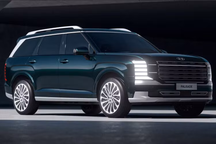 Hyundai Palisade 2025 mới có kích thước dài x rộng x cao lần lượt là 5.060mm x 1.980mm x 1.805mm và chiều dài cơ sở là 2.970mm. So với thế hệ trước, mẫu xe mới có chiều dài tổng thể là trục cơ sở tăng lần lượt 65mm và 70mm. Điều này kết hợp với kiểu dáng hình hộp vuông vức giúp cho Palisade sở hữu không gian nội thất rộng rãi và thoáng đãng.