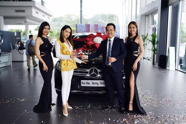 Mẫu SUV hạng sang GLC 300 được hãng xe Mercedes-Benz trang bị động cơ I4 2.0L 245 mã lực. Hộp số tự động 9 cấp 9G-TRONIC đi kèm hệ dẫn động 4MATIC. Đặc biệt, mô-men xoắn cực đại 350 và 370 Nm trên cả hai động cơ đều đạt được ngay từ vòng tua máy 1.200 vòng/phút. Mức tiêu thụ nhiên liệu khoảng 6,5l/100km.