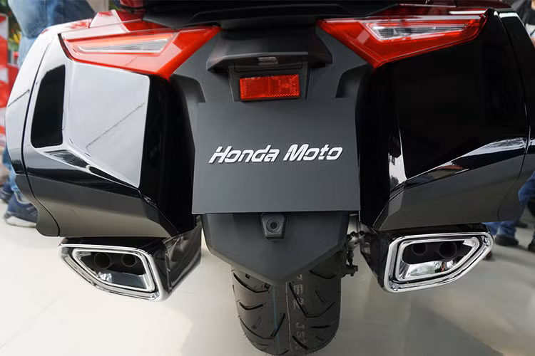 Honda Goldwing 2018 còn được trang bị những tính năng hiện đại hơn so với trước đây - đặc biệt là hệ thống chống bó cứng phanh ABS khi ôm cua, hỗ trợ khởi hành ngang dốc Hill Start Assist (HSA), kiểm soát hành trình, công nghệ kiểm soát mô-men xoắn Honda Selectable Torque Control (HSTC) và ngắt máy khi dừng lâu Idling Stop giúp dễ sử dụng đồng thời giảm lượng xăng tiêu thụ...