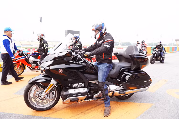 Honda Gold Wing mới cũng đã được nâng cấp hệ thống điều tiết lên 4 van thay vì 2 van như trước đây, trục cam được điều chỉnh để mang đến hiệu suất tốt hơn. Đường kính và hành trình piston cũng được thiết kế lại, giảm 1 mm về đường kính và tăng 2 mm về hành trình. Chưa hết, Honda còn nâng cấp trục khuỷu, hệ thống hút gió để tạo nên khối động cơ hoàn hảo nhất cho những chuyến đi dài.