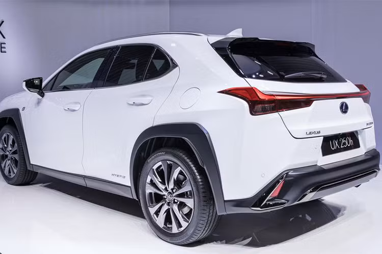 Hệ dẫn động 4 bánh E-Four AWD thế hệ mới cũng đem lại khả năng vận hành ưu việt cho UX 250h. Nhờ động cơ điện bố trí ở trục sau, lực kéo được phân chia giữa các bánh trước và sau một cách tự động, tối ưu tăng tốc, vào cua hay lái xe trên các bề mặt đường trơn trượt. Khi hệ thống đoán nhận bánh sau mất độ bám, lực kéo tới bánh sau được tăng lên khoảng 80%, ở vận tốc tới 70km/h.