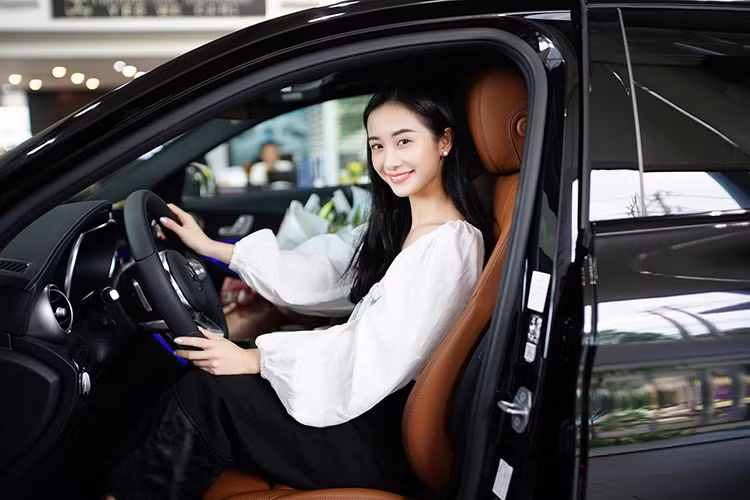 Mẫu xe sang nhà Mercedes-Benz dòng C-Class này cũng được trang bị hệ thống an toàn nổi bật nhất hiện nay như; hỗ trợ đỗ xe chủ động, cảnh báo mất tập trung, ổn định thân xe điện tử, hỗ trợ ổn định khi vào cua hay hỗ trợ khởi hành ngang dốc...