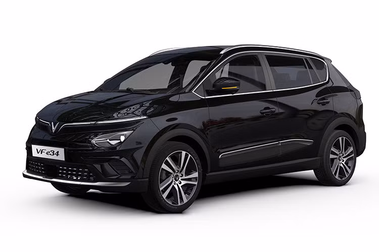 Cụ thể, người dùng xe VF E34 đóng phí thuê bao pin hàng tháng với mức chi phí 1.450.000 đồng/tháng cho quãng đường di chuyển tối đa 1.400km (đây là mức di chuyển ít nhất trung bình hàng tháng của 01 xe ôtô theo thống kê). Nếu đi quá mức tiêu chuẩn 1.400 km/tháng, khách hàng sẽ chi trả thêm 998 đồng/km. Nếu cộng thêm chi phí sạc điện tương đương khoảng 484 đồng/km thì tổng chi phí thuê pin và sạc điện sẽ là 1.482 đồng/km, bằng đúng chi phí xăng trên mỗi km di chuyển.