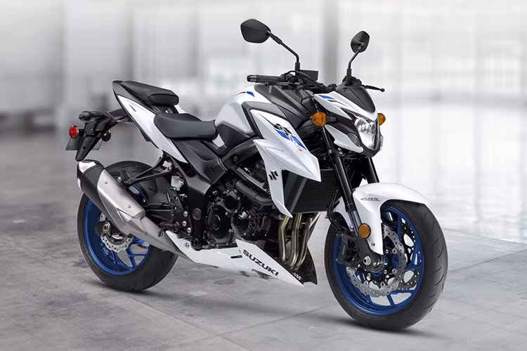Thương hiệu Suzuki vừa chính thức ra mắt phiên bản 2019 cho mẫu nake-bike tầm trung - Suzuki GSX-S750 2019 mới với màu sắc và tem xe mới. Đáng tiếc là xe không được nâng cấp hệ thống chiếu sáng LED như kỳ vọng.