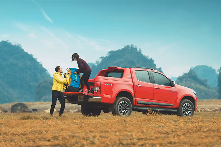 Nhảy lên chiếc bán tải trong ngày lễ tình nhân, chất lên thùng xe rộng rãi nào là lều dựng, nào chăn áo ấm, nào bàn ghế, đồ ăn, cây guitar,v.v.. chuyến đi đã sẵn sàng và đầy hào hứng trong không khí se lạnh của mùa Xuân..