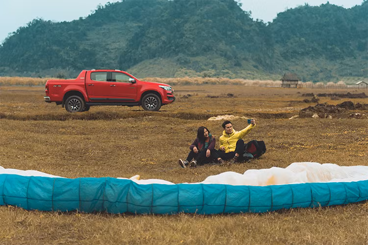Buổi chiều khi gió lên, họ bên nhau trải nghiệm những đam mê của riêng mình