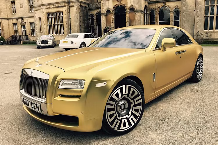 Theo quảng cáo của trang bán hàng trực tuyến Auto Trader, chủ nhân chiếc siêu xe sang Rolls-Royce mạ vàng độc đáo này chỉ sẵn sàng bán chiếc xe khi người mua thanh toán bằng tiền ảo Bitcoin, với giá trị tương đương 117.999 Bảng Anh (khoảng 159.600 USD - tương đương 3,6 tỷ đồng).