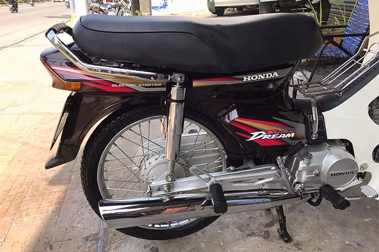 Phía sau, yên của xe có khung bằng nhựa thay vì sắt, với khả năng chống rỉ tốt hơn. Vải bọc yên xe của Super Dream Việt cũng không có những đường vân nổi đặc trưng của Dream Thái, trong khi càng sau, giá để chân và hộp xích của xe được thừa hưởng từ phiên bản Dream "lùn" Thái.