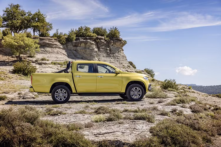 Ngoại hình của X-Class lấy cảm hứng nhiều từ các phiên bản concept của chính nó ra mắt trước đó. Ngoại thất của xe sử dụng rất nhiều ngôn ngữ thiết kế đặc trưng của hãng xe Đức với phần đầu xe, lưới tản nhiệt và đèn pha gần tương đồng với chiếc SUV GLS.