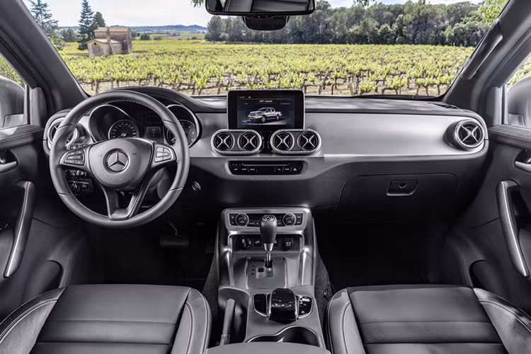 Trong cabin X-Class, chúng ta có thể dễ dàng nhận ra một chi tiết nào đó tương tự trên một số mẫu xe Mercedes-Benz từng xuất hiện trước đây. Xe được trang bị màn hình kích thước 5,4" tiêu chuẩn với tùy chọn nâng cấp lên 8,4" nằm chính giữa bảng điều khiển trung tâm, có khả năng kết nối Bluetooth và tương tác với smartphone.