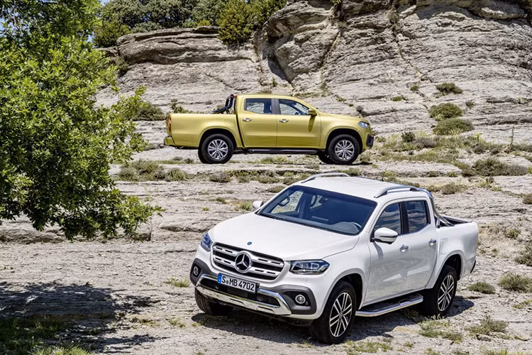  Mercedes-Benz X-Class mới chính là sản phẩm của dự án hợp tác giữa Mercedes-Benz và Nissan. Chiếc bán tải hoàn toàn mới này được phát triển từ hệ khung gầm của Nissan Navara với rất nhiều những cải tiến mang lại khả năng vận hành hoàn toàn khác biệt so với mẫu bán tải bình dân. Xe có ba phiên bản chính dành cho 3 đối tượng khách hàng