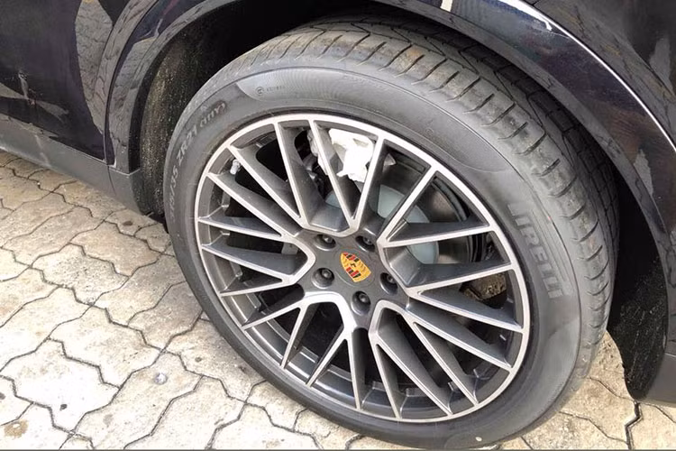 Mâm xe 21 inch thiết kế kiểu RS Spyder, hệ thống phanh trên Cayenne mới cũng được cải tiến. Công nghệ phanh phủ bề mặt của Porsche (PSCB) lần đầu được áp dụng. Đĩa phanh được phủ một lớp tungsten- carbinde cực kỳ bền, kết hợp với má phanh làm từ vật liệu đặc biệt so với những mẫu xe thường sử dụng gang xám.
