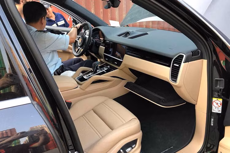 Bên trong khoang nội thất của Cayenne S phiên bản 2019 được lột xác toàn diện. Các màn hình lớn hơn, có hệ thống cảm ứng. Điểm khác biệt trên Cayenne so với những chiếc SUV thông thường là vị trí ngồi khá thấp. Nội thất được thiết kế ưu tiên cho người lái, khuyến khích những ông chủ ngồi sau vô-lăng để cảm nhận niềm vui lái xe mỗi ngày.