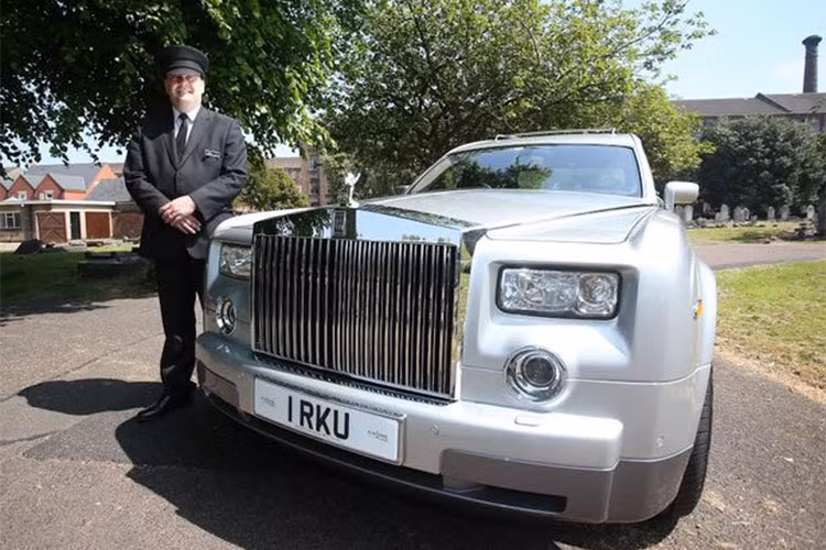 Sau đó, công ty dịch vụ tang lễ đình đám A W Lymn The Family Funeral Service đã thuê người biến thành xe tang siêu sang Rolls-Royce. Dự án độ khá độc đáo này mới được tiến hành bởi các chuyên gia thân vỏ ở Ý.