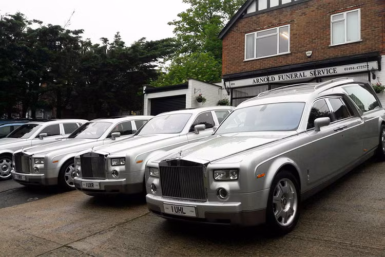 Đáng tiếc là công ty phục vụ xe tang lễ - A W Lymn The Family Funeral Service đã không tiết lộ chi phí biến chiếc Rolls-Royce Phantom thành xe tang "sang chảnh". Trong khi đó, một chiếc Rolls-Royce Phantom mới thường có giá hơn 350.000 Bảng (khoảng 10,6 tỷ đồng).
