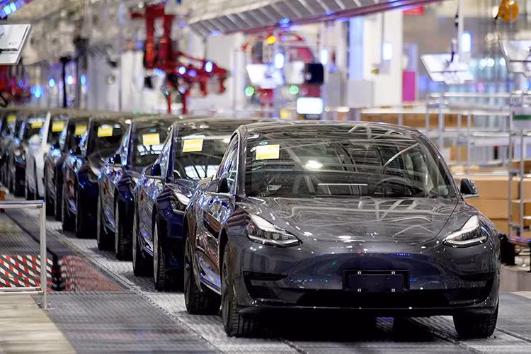 Tesla cũng sử dụng các chữ cái làm tên gọi cho sản phẩm của mình, ngoại trừ Model 3, vốn có tên gọi ban đầu là Model E. Tuy nhiên, cái tên này đã gây ra tranh chấp vì đơn vị sản xuất xe điện của Ford có tên gọi Model E. Năm 2010, Tesla và Ford đã ký một hợp đồng, trong đó có nội dung Ford không cho phép Tesla sử dụng cái tên Model E. Do đó, Tesla đã đổi từ Model E thành Model 3, số 3 thay thế cho chữ E.